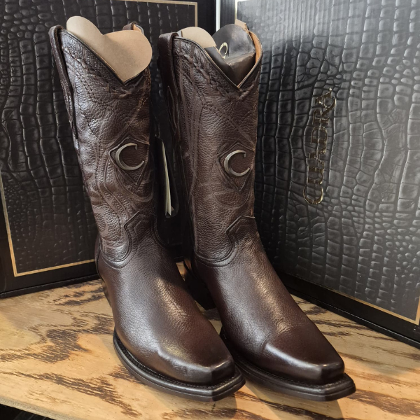 Bota Vaquera Cuadra en Piel Graneada con Herraje de Identidad - Café Oscuro