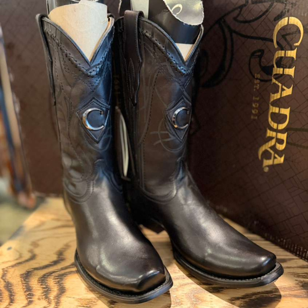 Bota Cuadra de Piel Negra con Herraje de Identidad y Punta Cuadrada