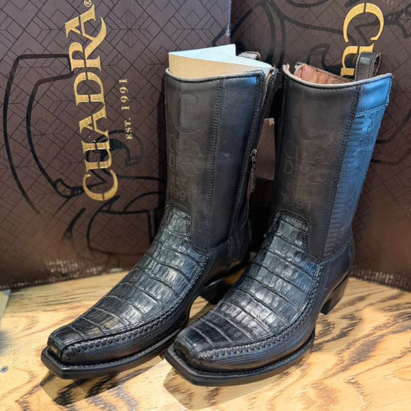 Bota Cuadra Exótica en Piel de Caimán - Negro Mate con Cremallera