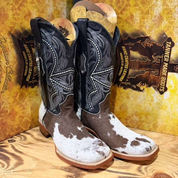 Bota Vaquera Tanner Mark - Piel con Pelo (Cowhide) & Bordado Plata